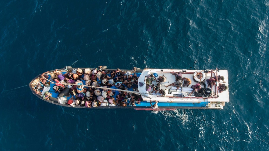 Questa ripresa con il drone mostra una barca che trasporta dall'alto dei musulmani Rohingya.