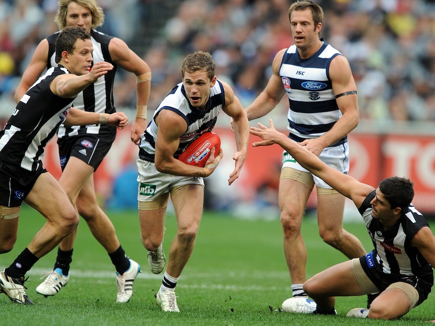 Joel Selwood runs with the ball for Geelong in the 2011 AFL grand final