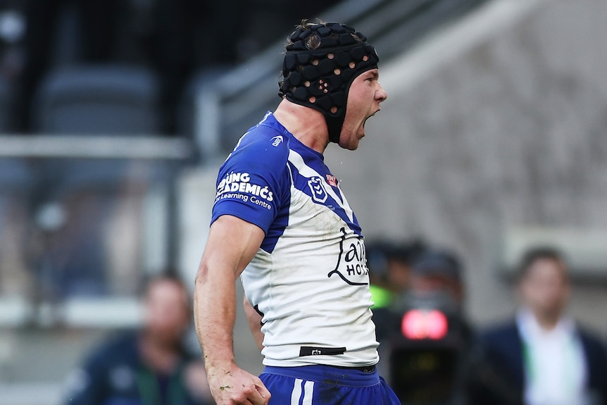 Matt Burton grita después de un intento para los Bulldogs de Canterbury en la NRL.