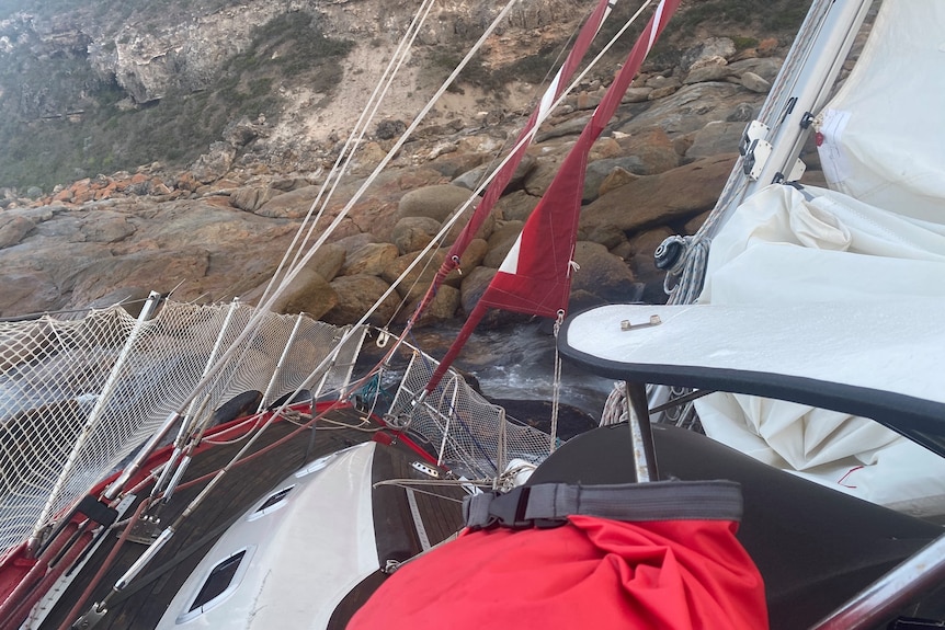 Vista desde el yate del afloramiento rocoso que ha golpeado, vista en un ángulo de 60 grados