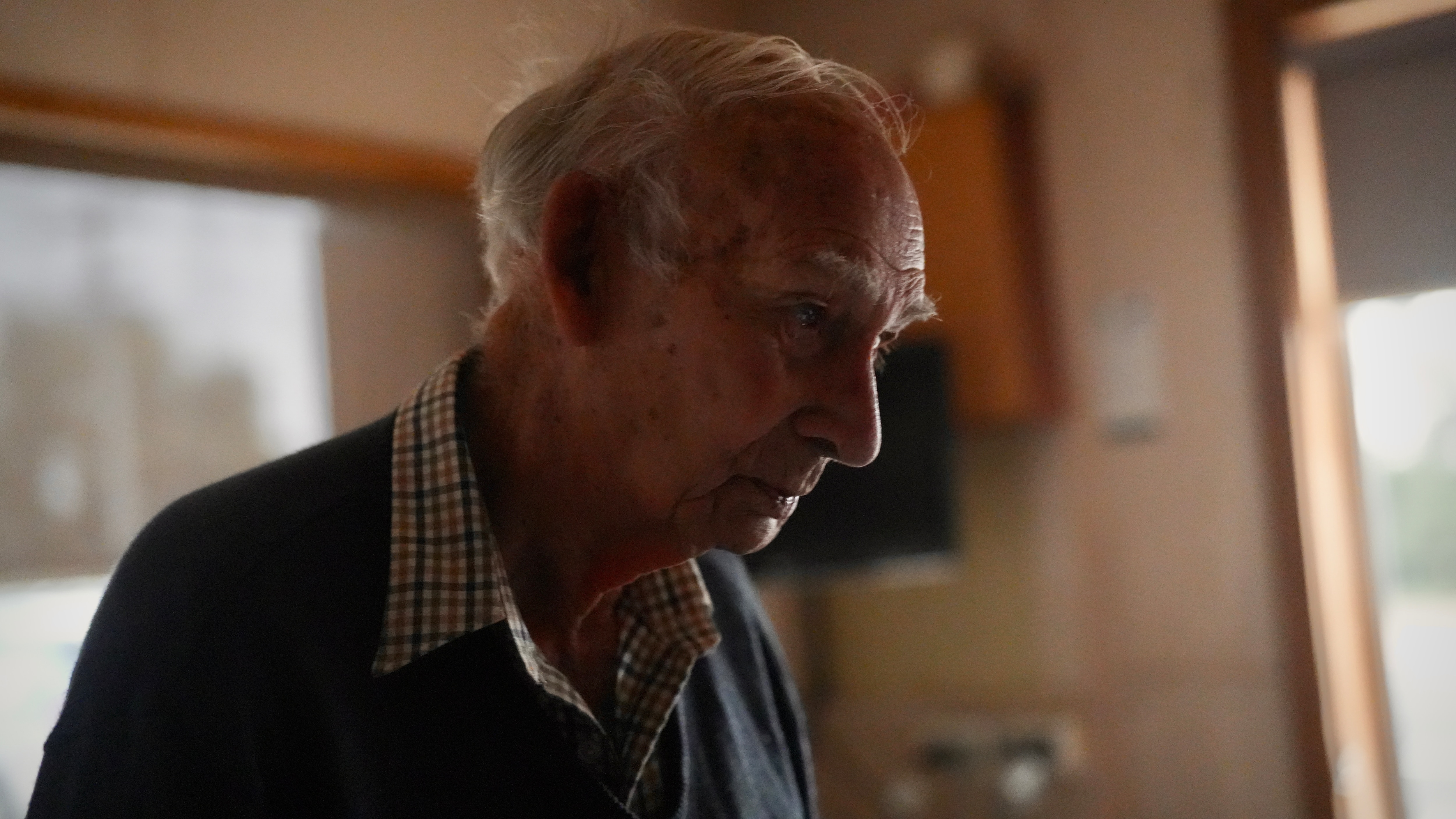 Dramático retrato en primer plano de Ray Gloster mirando hacia el costado del marco
