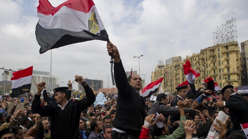 Protestors remain in Cairo's Tahrir square - waving flags and cheering (AFP: Pedro Ugarte)