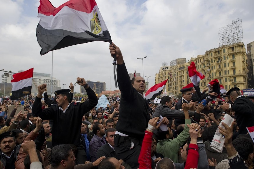 Protestors remain in Cairo's Tahrir square - waving flags and cheering (AFP: Pedro Ugarte)