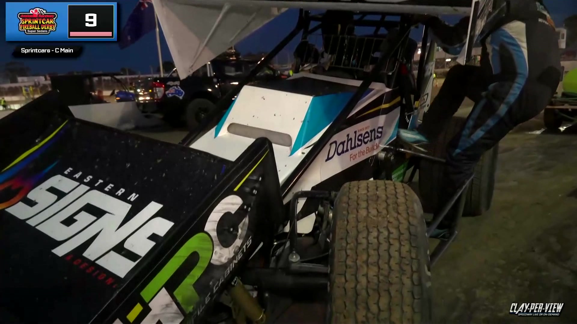 Close de um carro rápido.