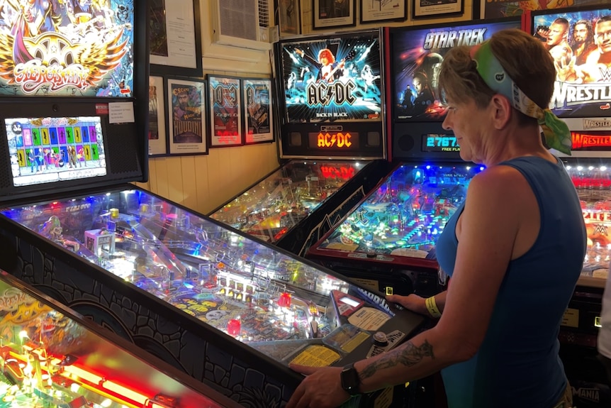 Female pinball players working together to make the hobby more welcoming  for women - ABC News
