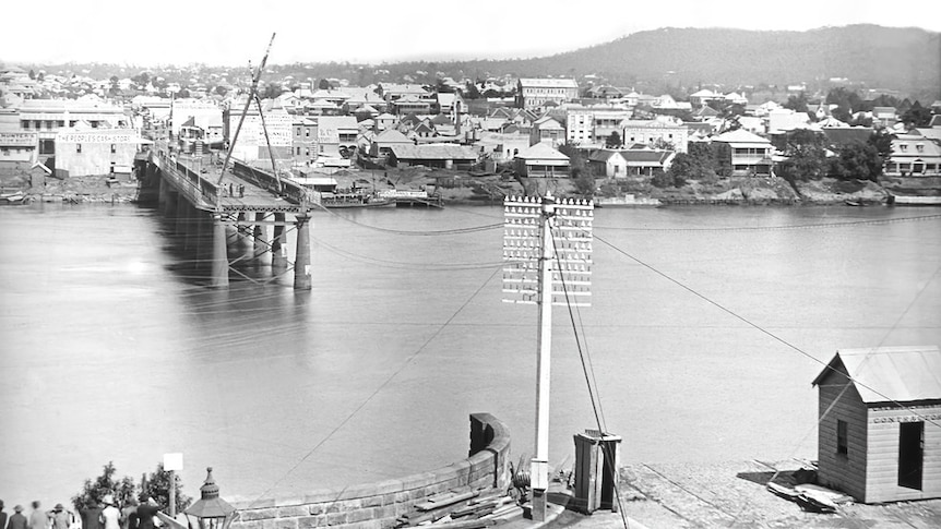The original Victoria Bridge being built in Brisbane in the 1800s.