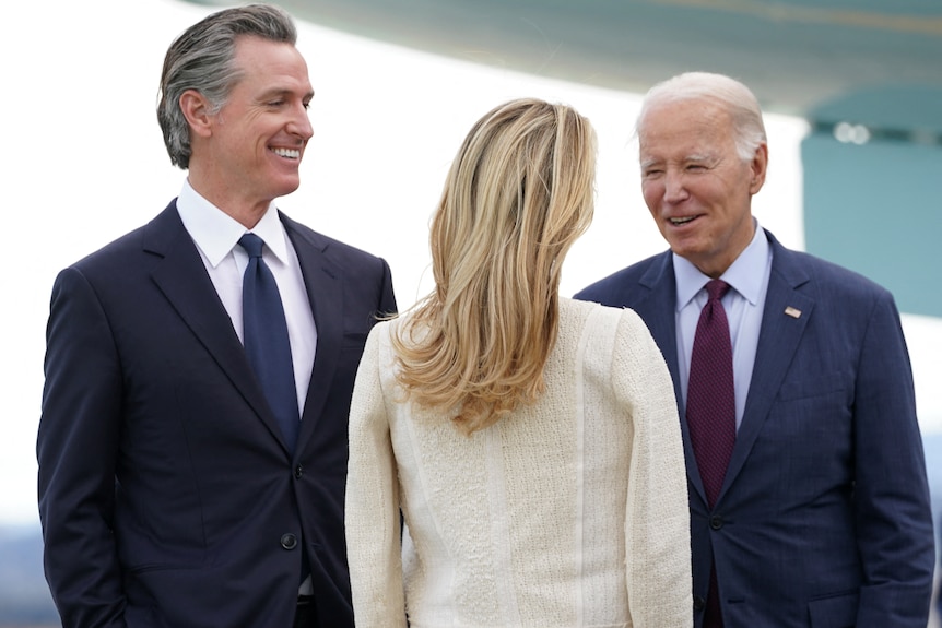 美国总统拜登已经抵达旧金山，受到加州州长加文·纽森和妻子的欢迎。