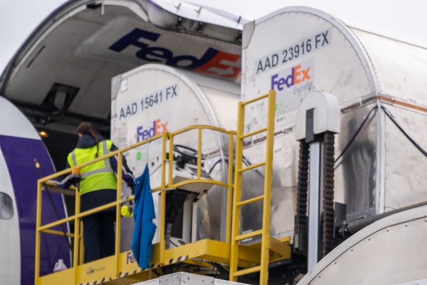 A picture of FedEx trucks being loaded.