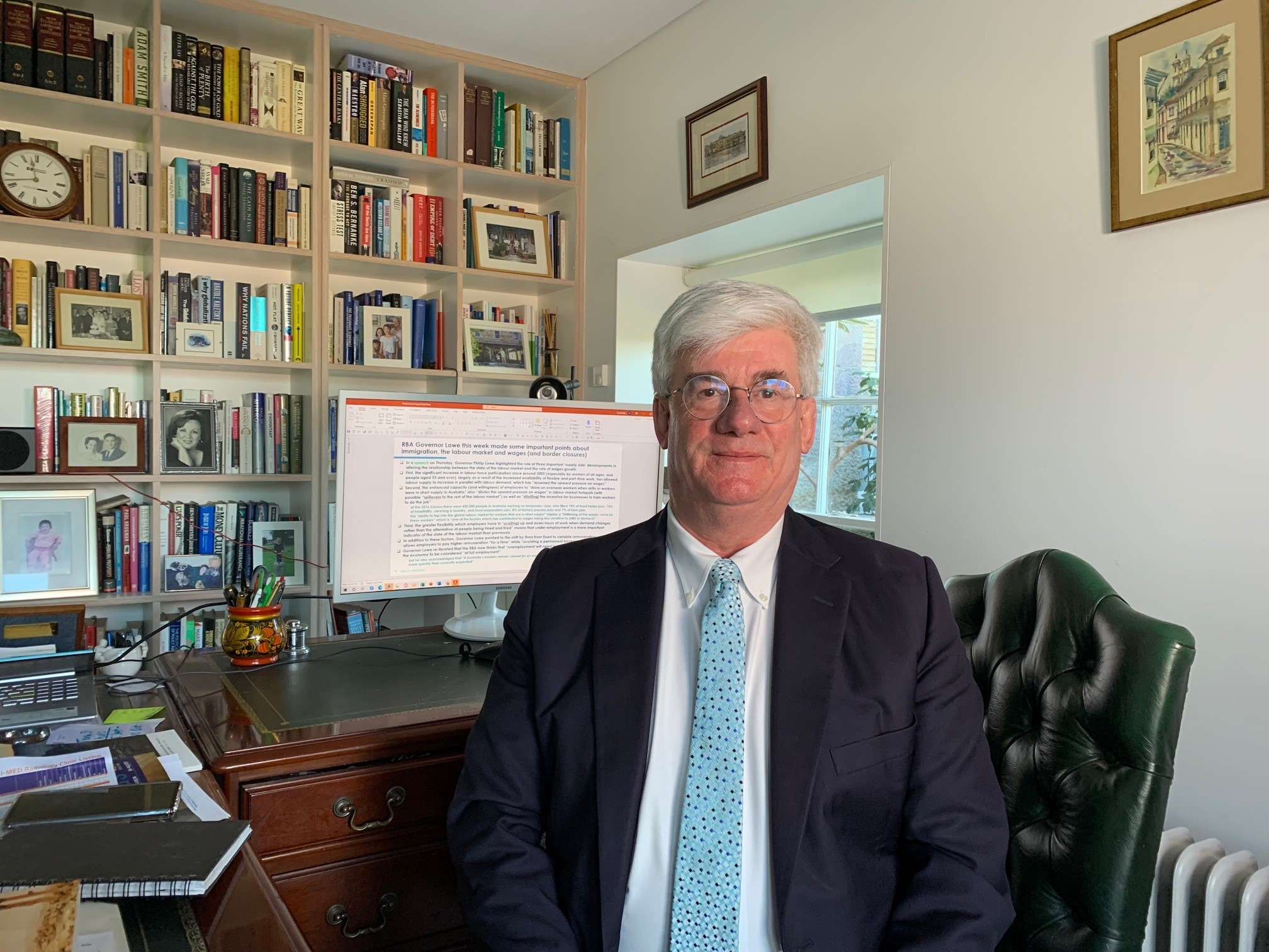 Saul Eslake sentado en la oficina de su casa en Tasmania. 