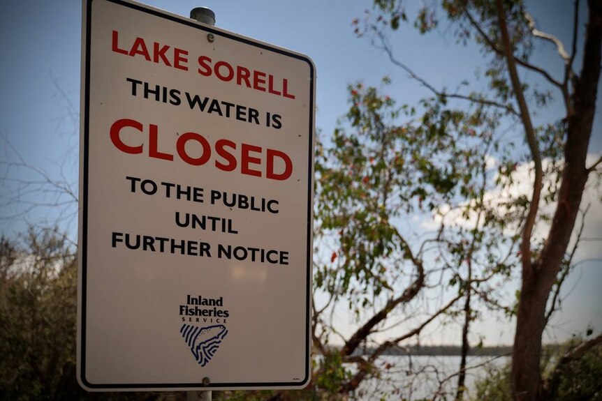 Sign notifying of the closure of Lake Sorell.