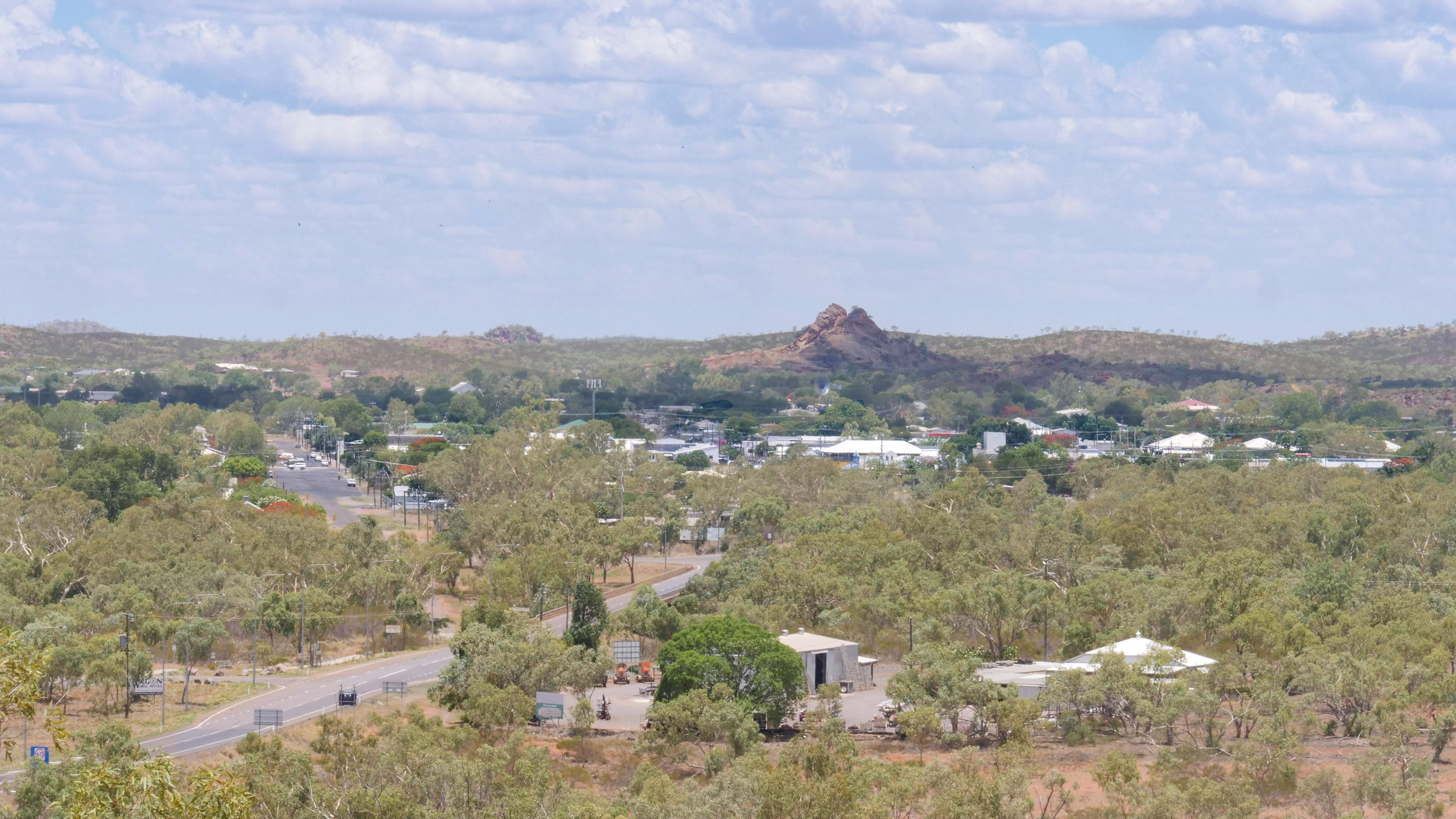 Uma imagem ampla de uma cidade do interior tirada de um mirante, olhando para a cidade.