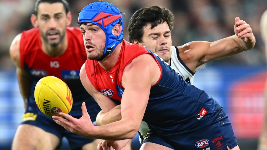 Angus Brayshaw handballing during a 2023 AFL match.