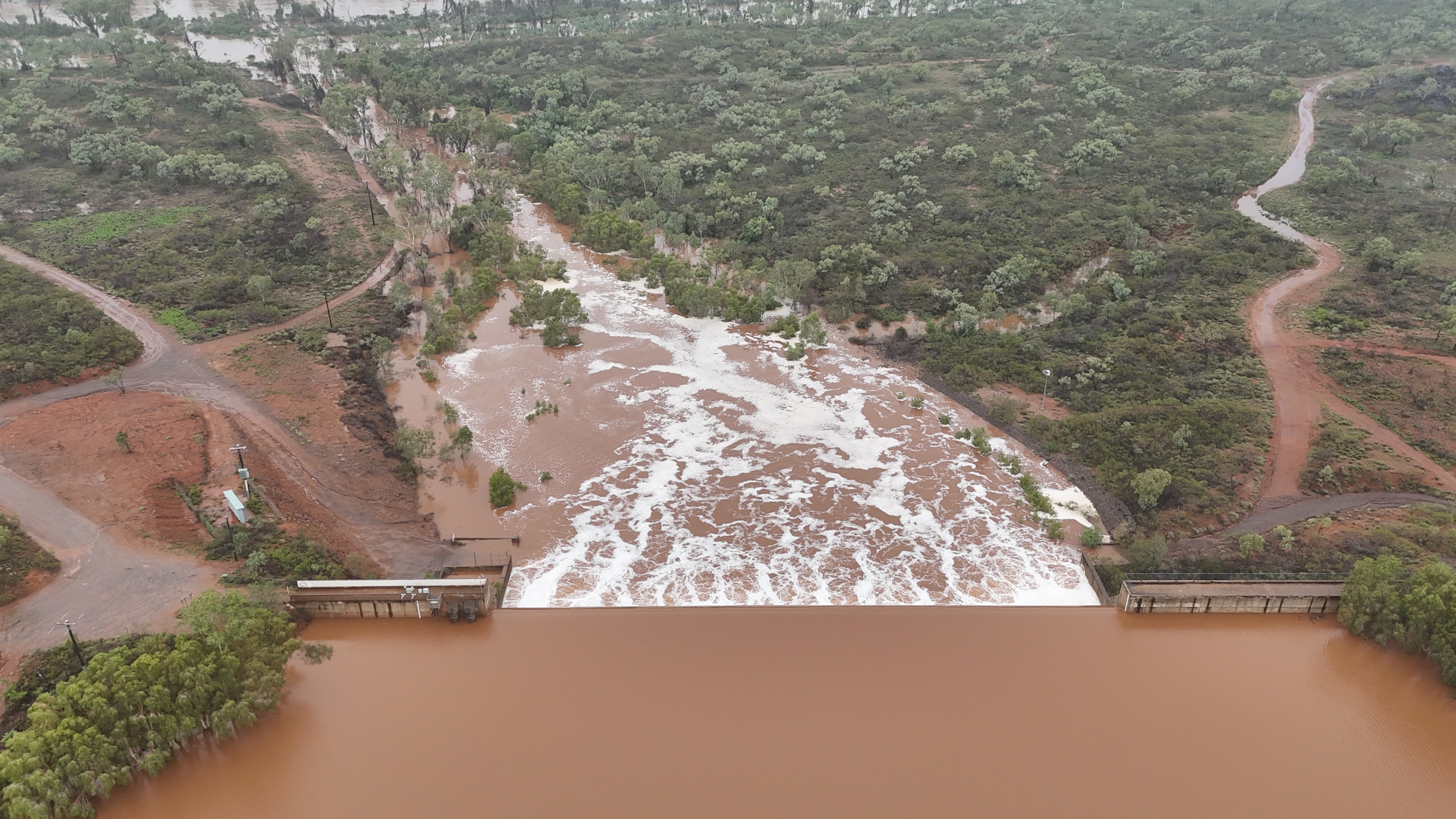uma foto de drone da barragem de Cloncurry e do rio Cloncurry