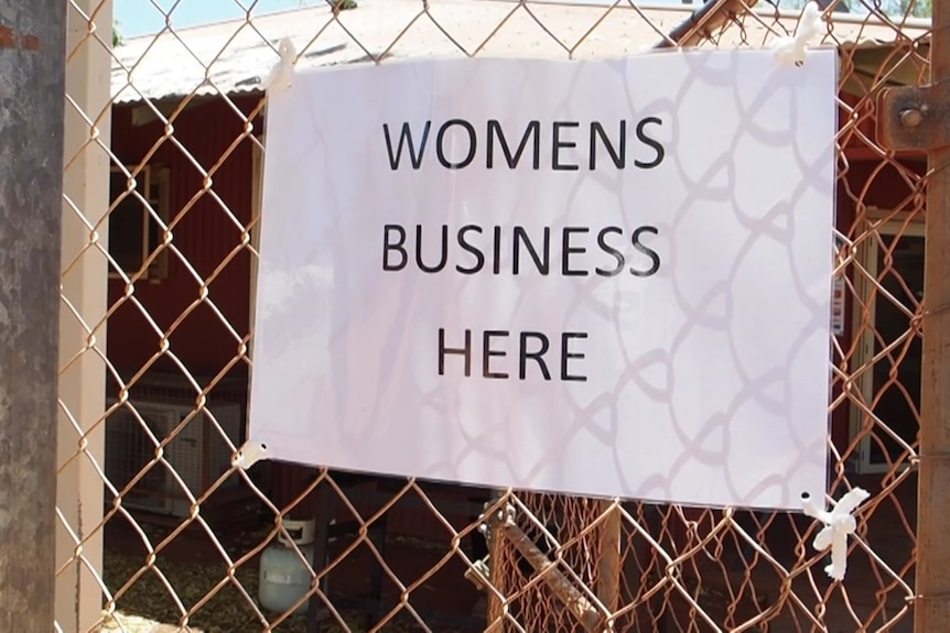 Znak na drzwiach w Bidadanga wskazuje na pracę kobiety.
