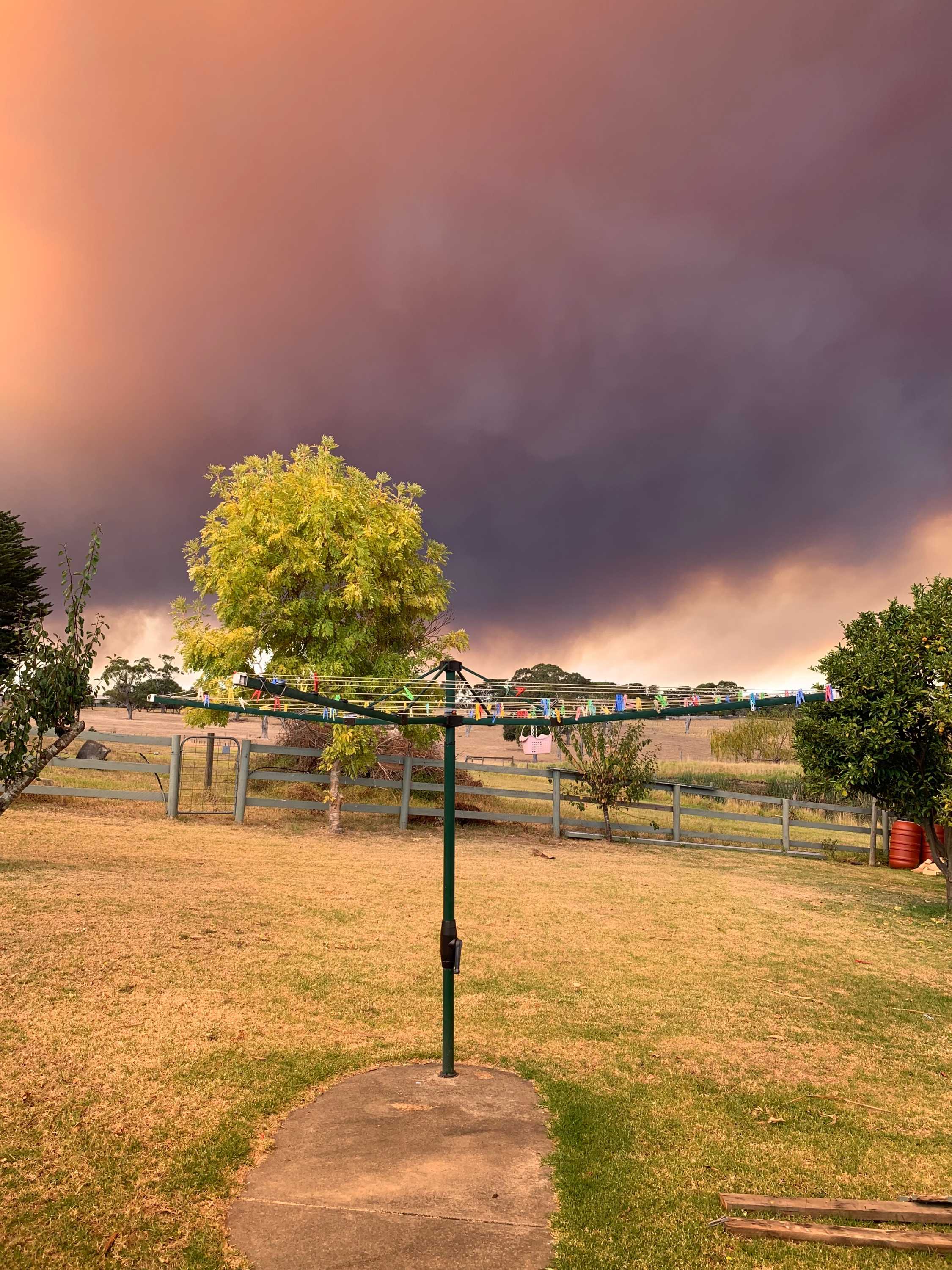 Bunyip and Yinnar South bushfires destroy homes, close schools in