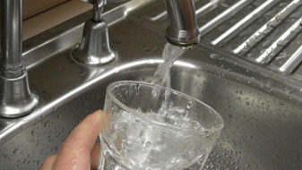 Tap running water into glass (ABC News: Cate Grant)