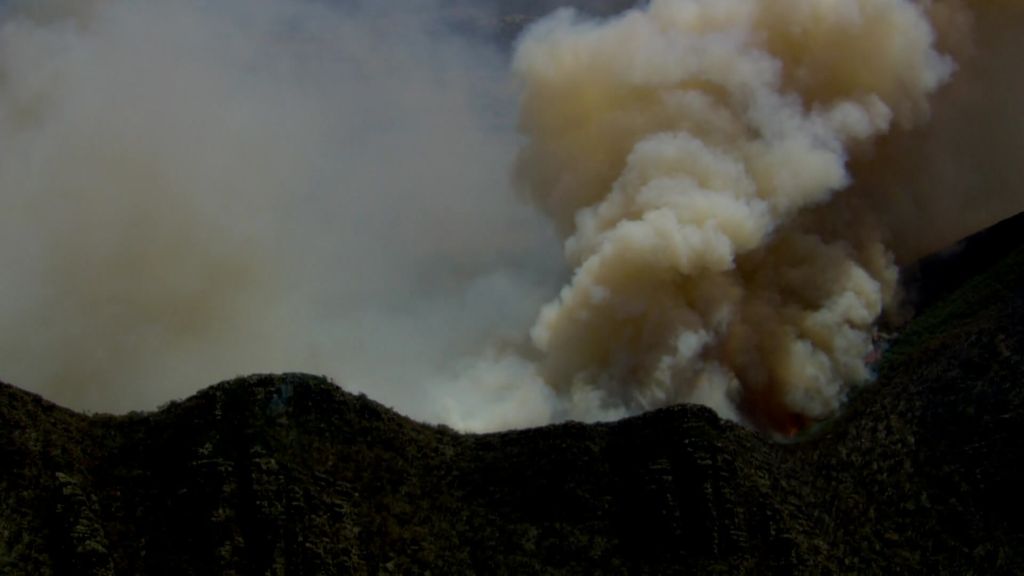 Firefighters battle out-of-control blaze in western Victoria - ABC News