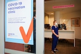 Μια νοσοκόμα στέκεται περιμένοντας σε μια άδεια κλινική COVID-19.