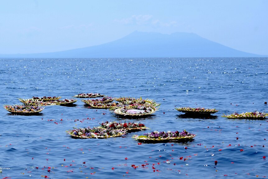 Des fleurs et des pétales portant les noms des membres de l'équipage du sous-marin KRI Nanggala-402 coulé ont été relâchés dans l'eau.
