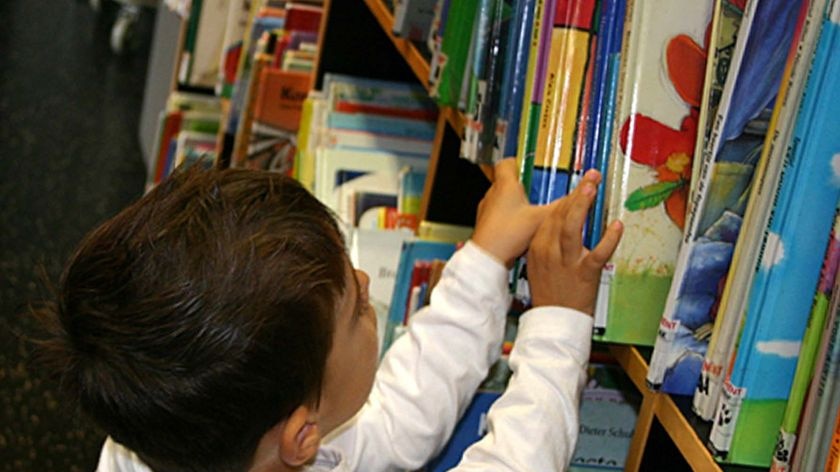 Lake Macquarie Council agrees to keep all 10 of the city's libraries open.