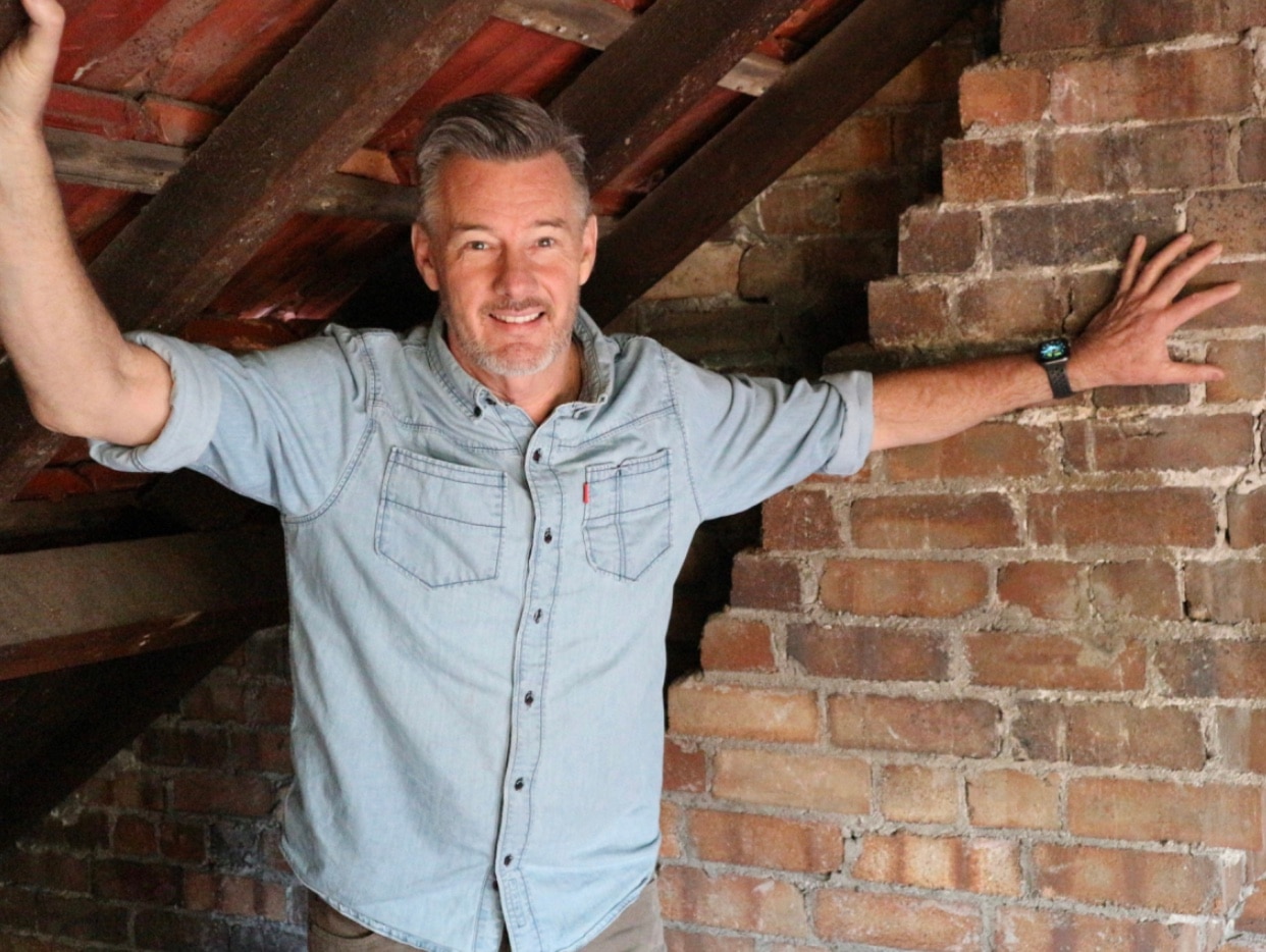 Barry Du Bois se apoya contra una pared de ladrillos