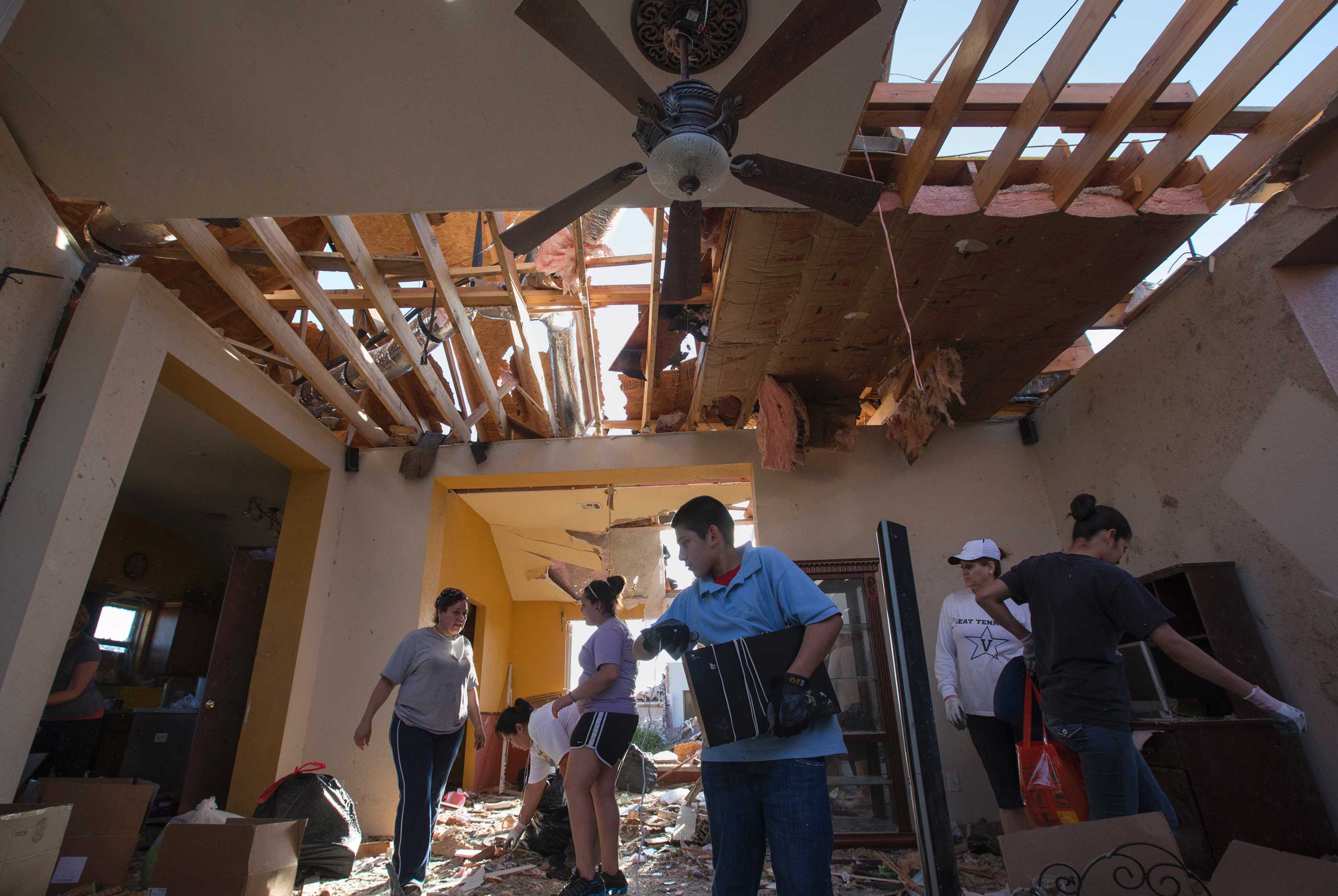 Oklahoma tornado survivors return home and begin rebuilding their lives ...