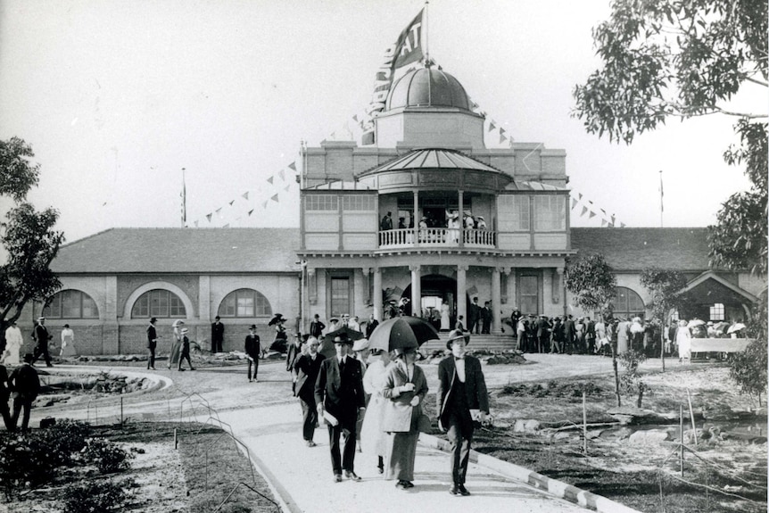 Historical image of Taronga Zoo's entrance