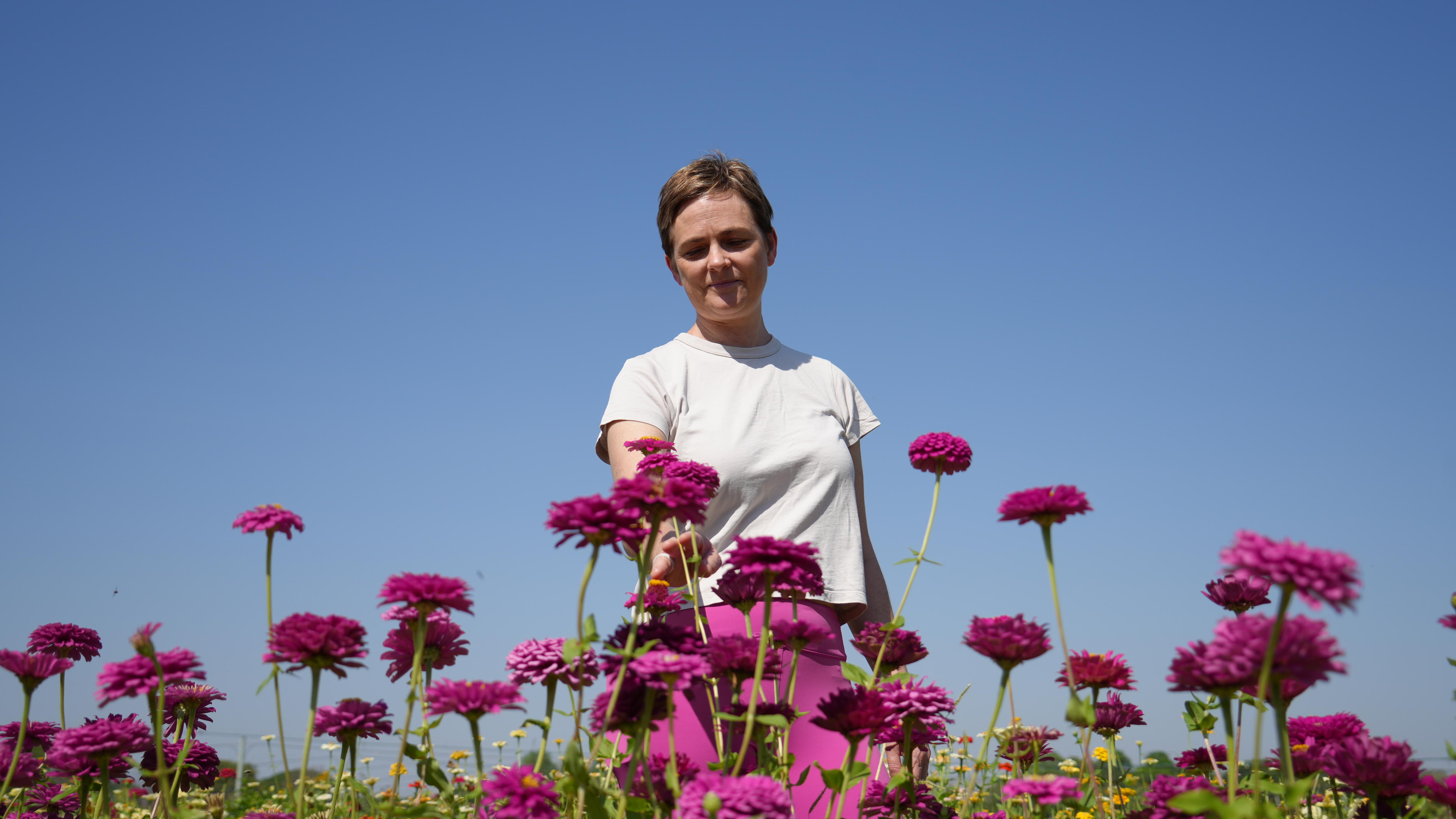 Small-scale florists hope to fill gap for romantics in Kununurra