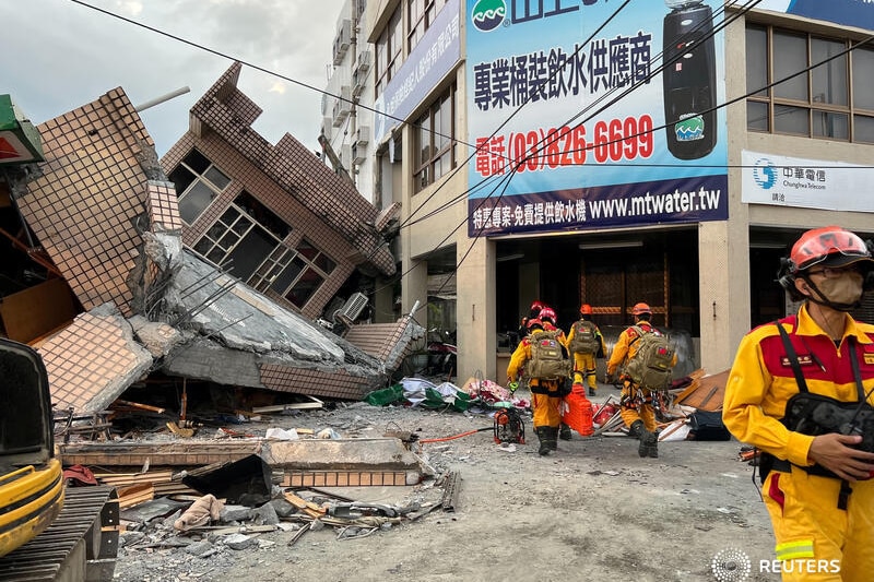 Un edificio a la izquierda se derrumbó mientras los socorristas deambulaban entre los escombros.