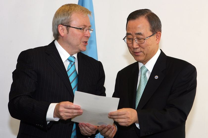 Kevin Rudd hands over documents to UN Secretary General Ban Ki-moon.