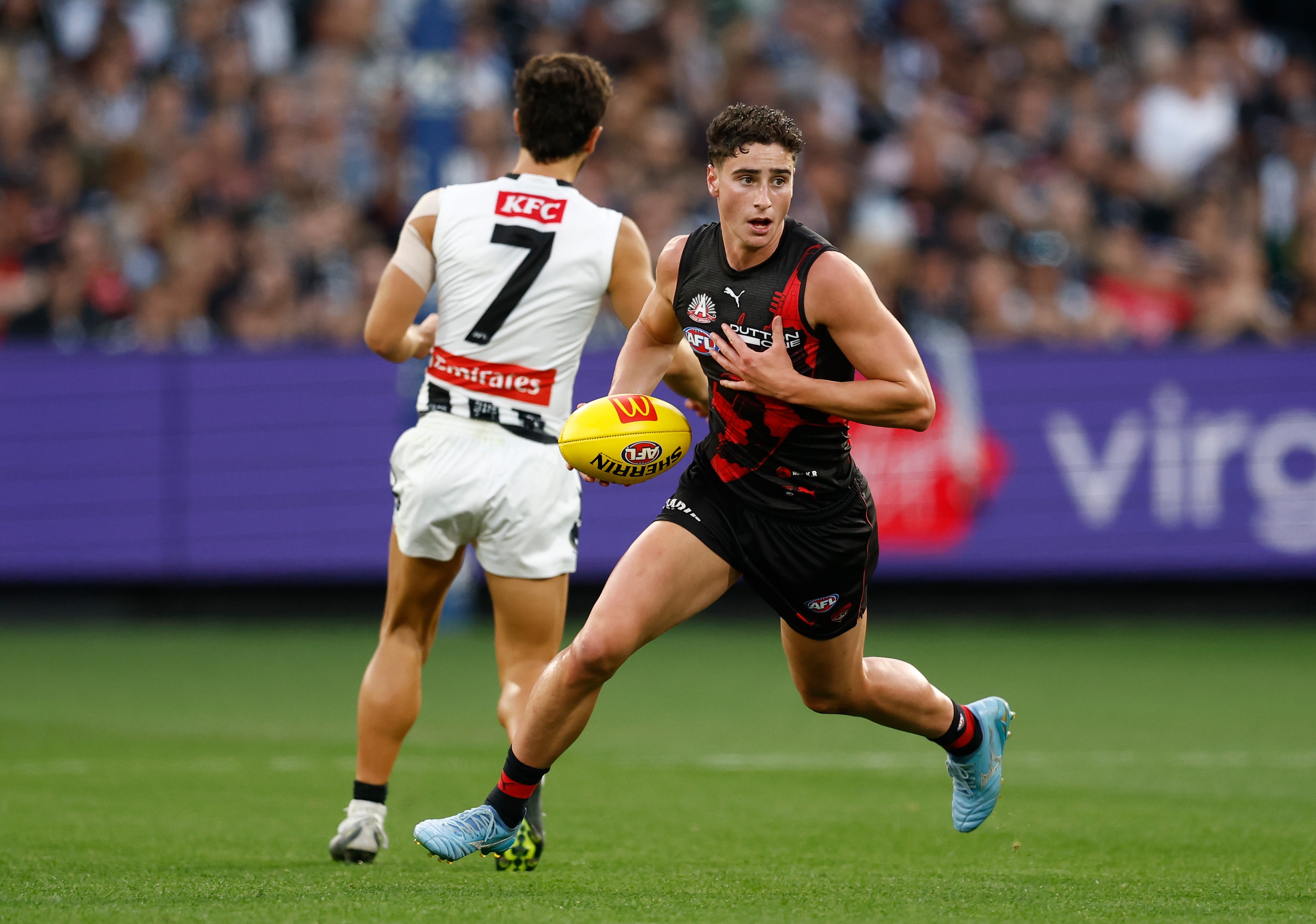 Elijah Tsatas runs with the football against Collingwood