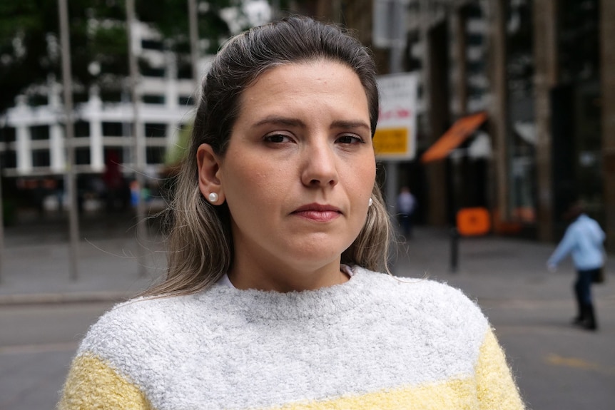 Une femme portant un chandail blanc et jaune