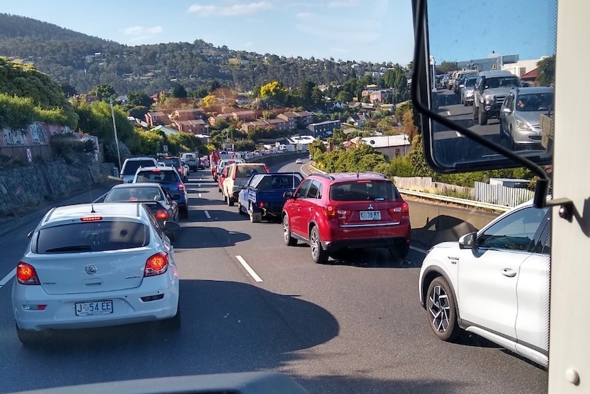 Tráfico atascado en una autopista.