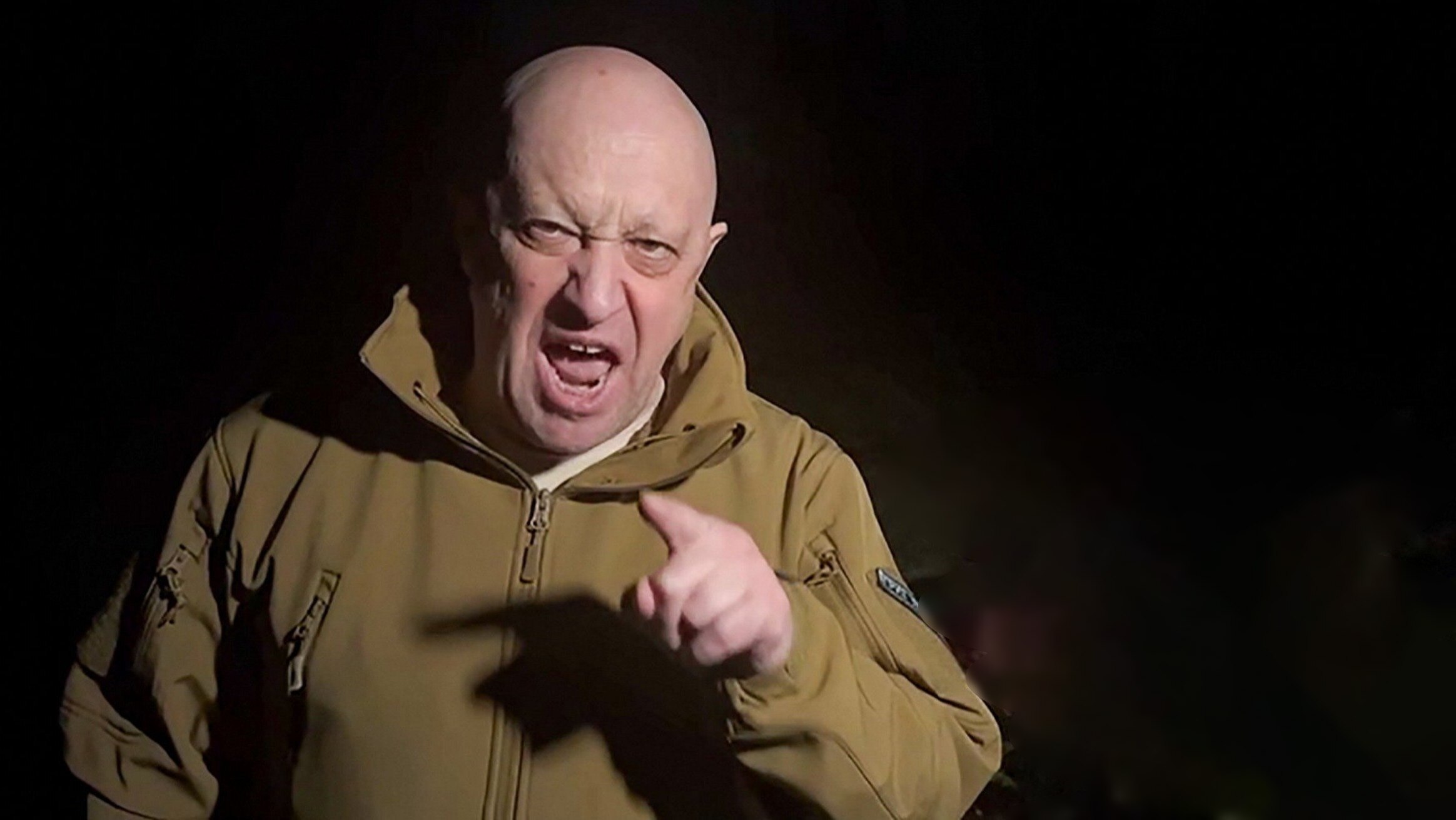 Yevgeny Prighozin angrily pointing a finger 