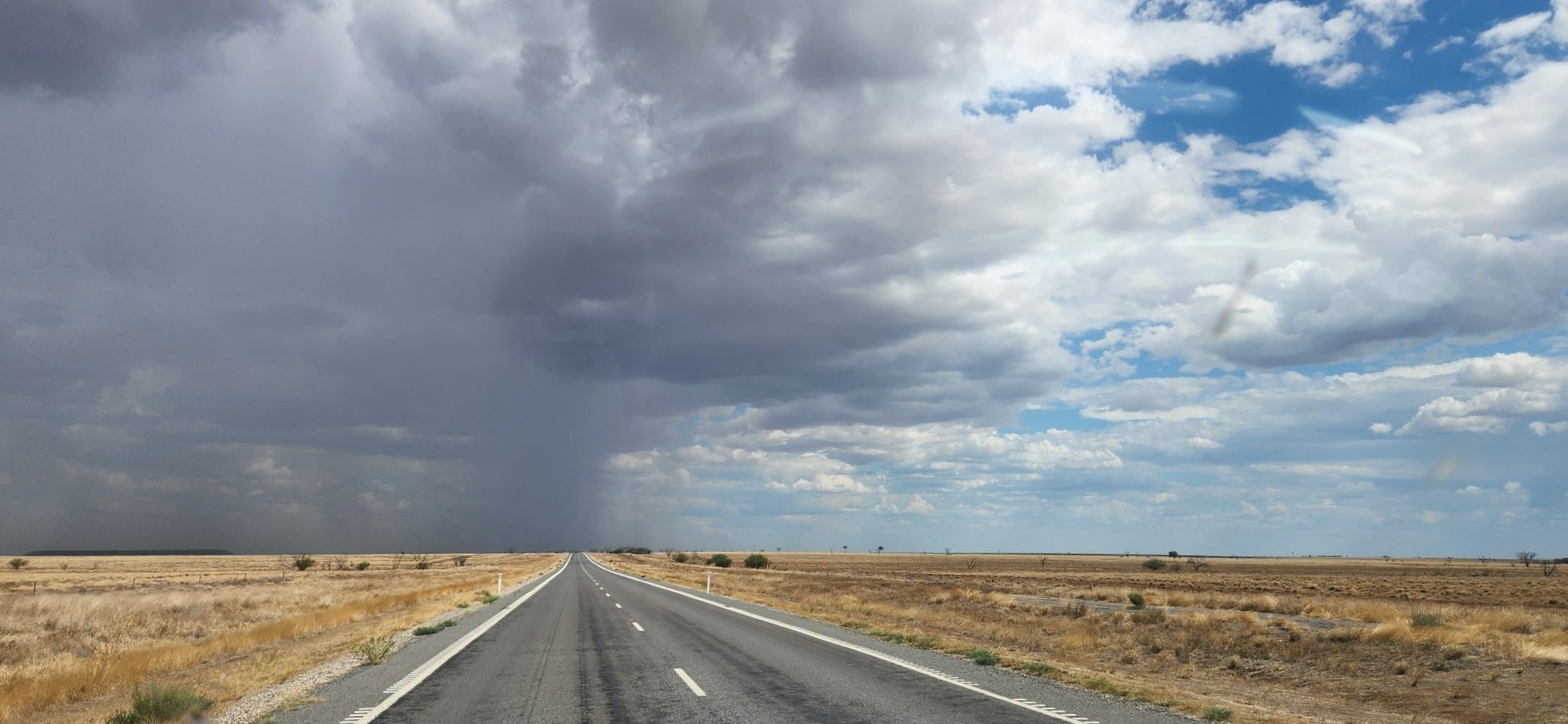 Nubes sobre una carretera
