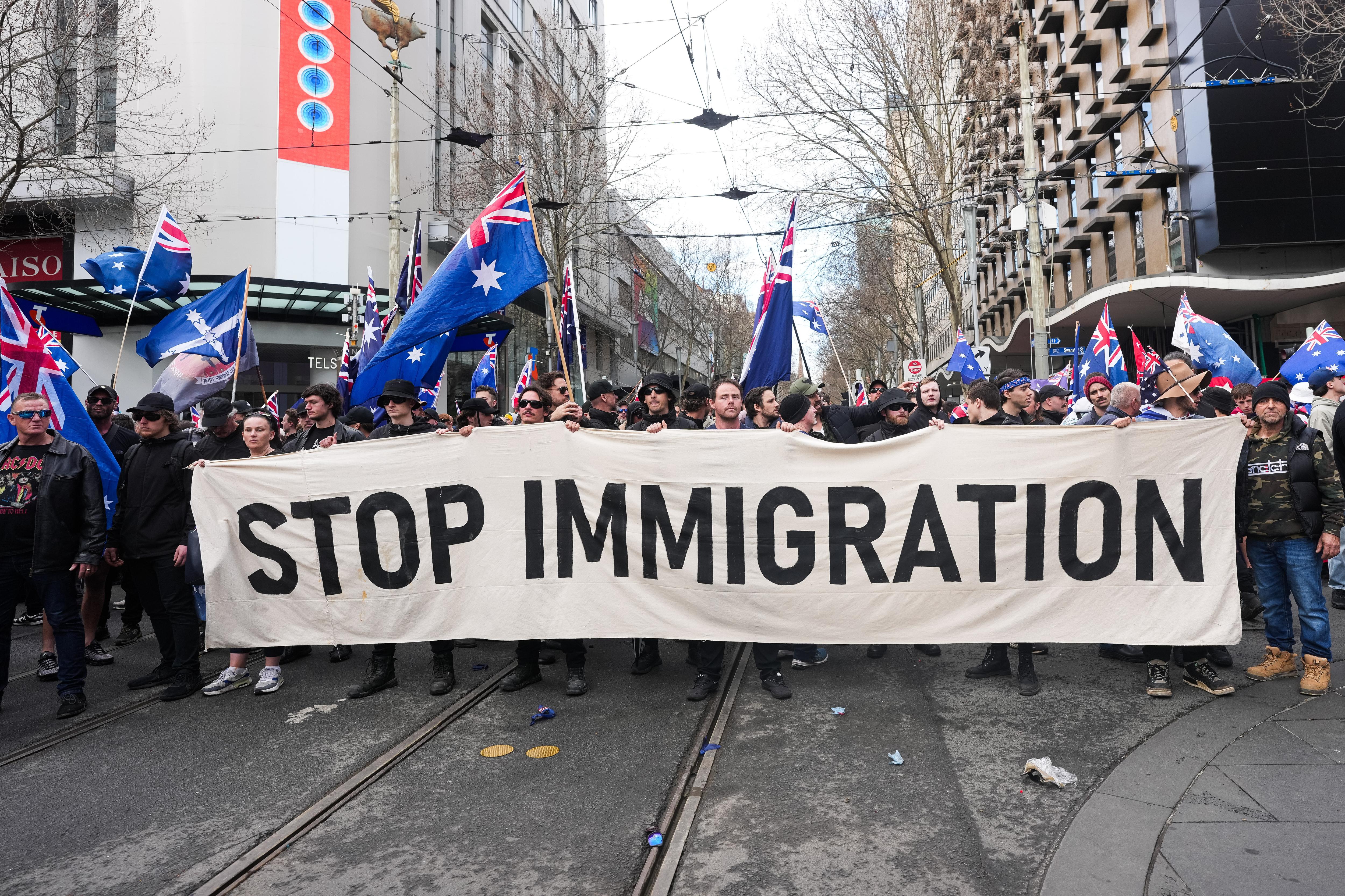 "이민 중단"이라고 적힌 현수막을 든 반이민 시위대