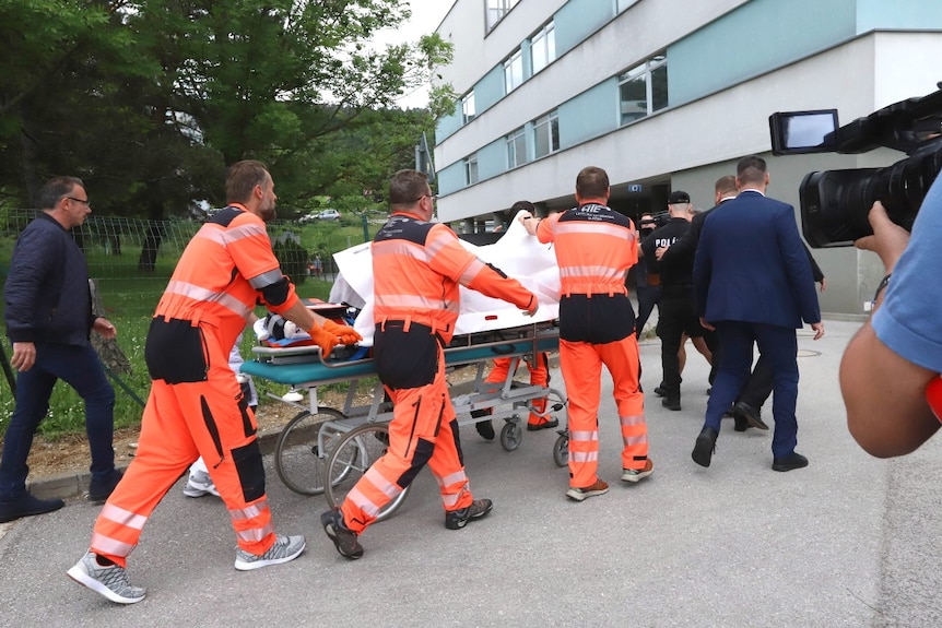 周三，救援人员将罗伯特·菲佐送往班斯卡比斯特里察的一家医院。