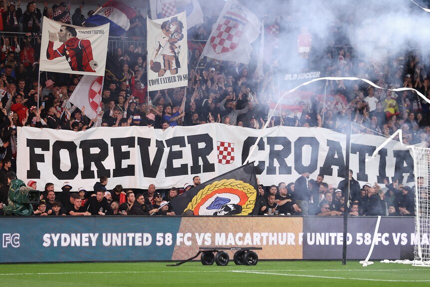 Les fans de Sydney United brandissent des banderoles sur le thème de la Croatie