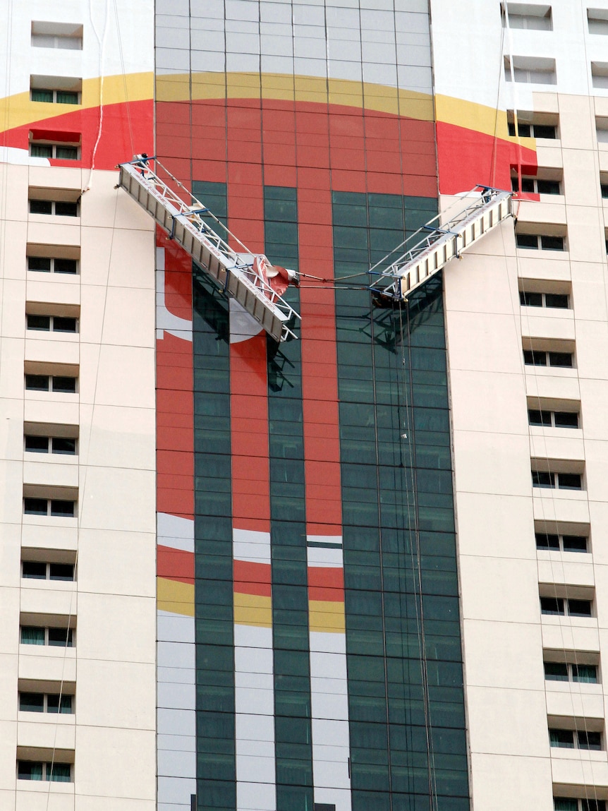Cable snaps on skyscraper platform in Thailand