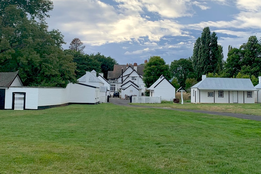 Un manoir de campagne blanc. 