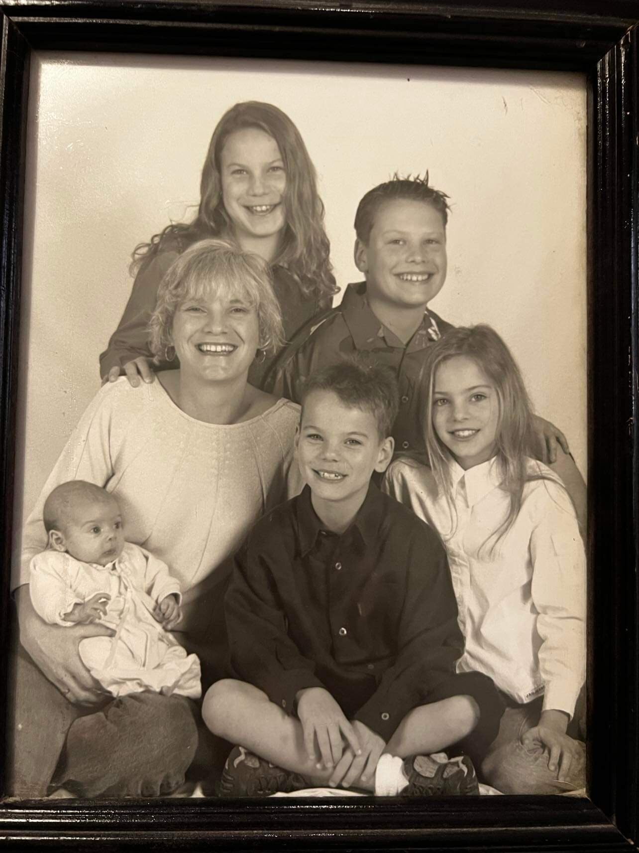 A family photo of a woman and her five children.