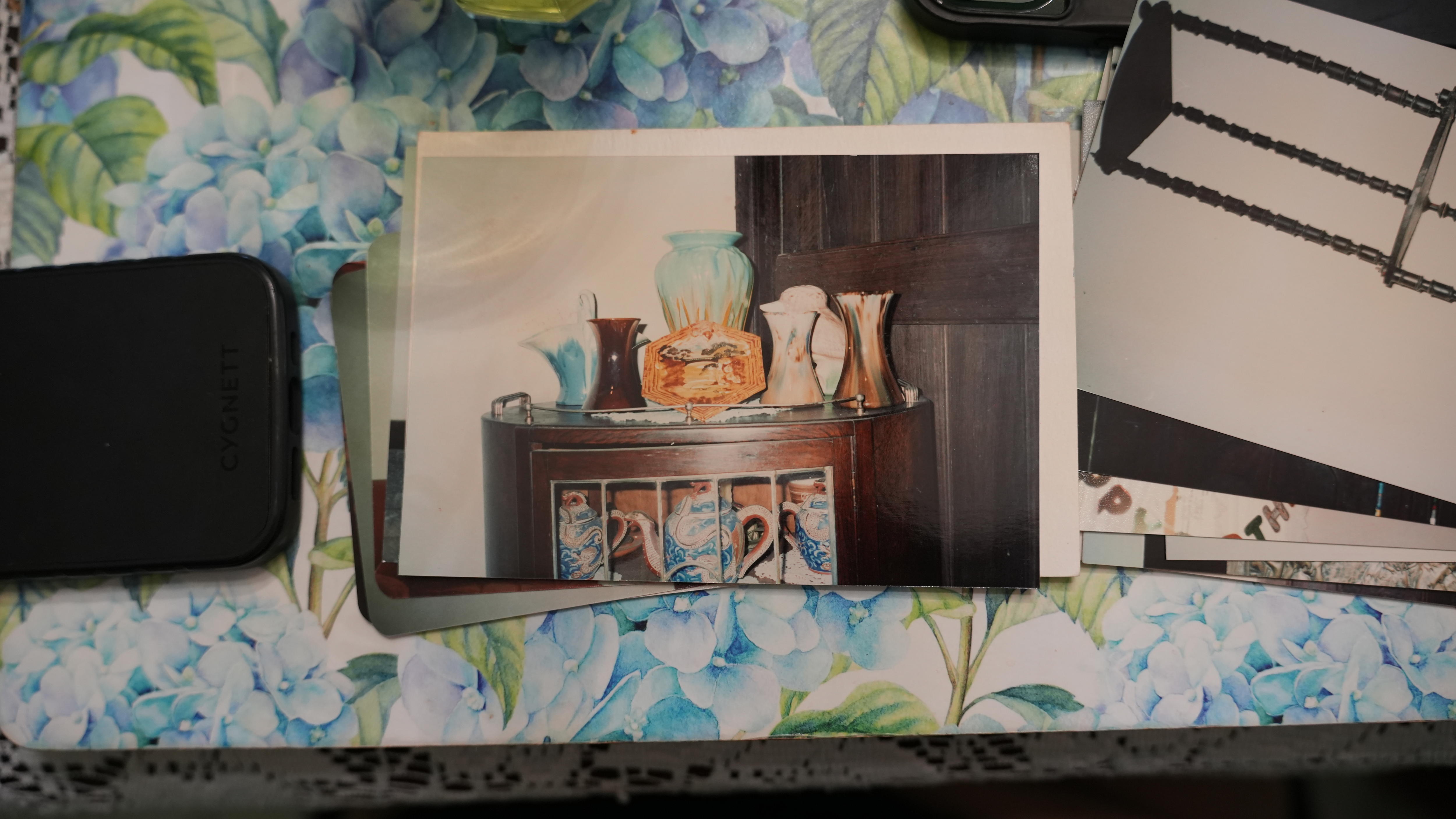 uma foto de coisas antigas 