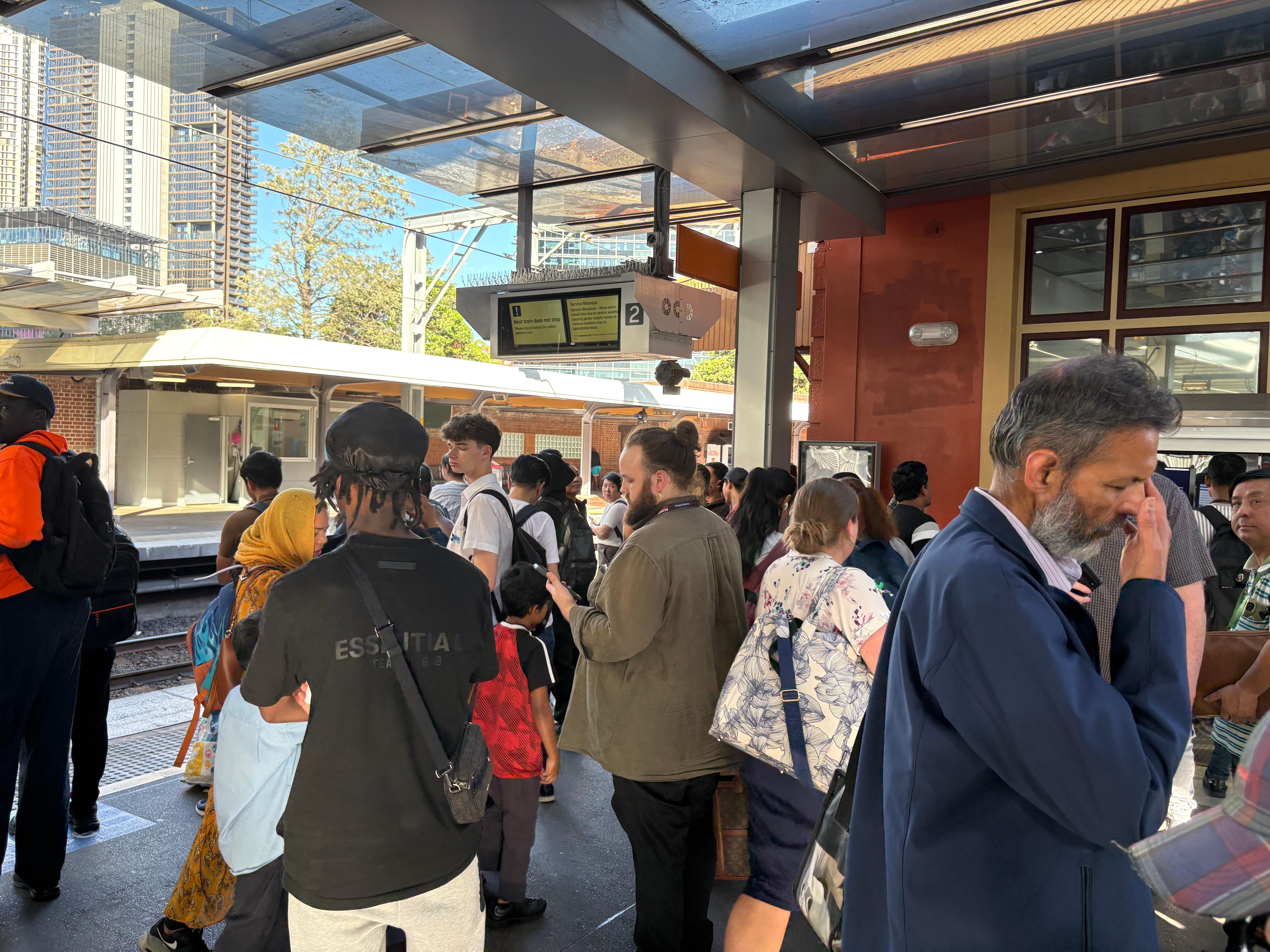 Viajeros en el andén del tren en Parramatta 