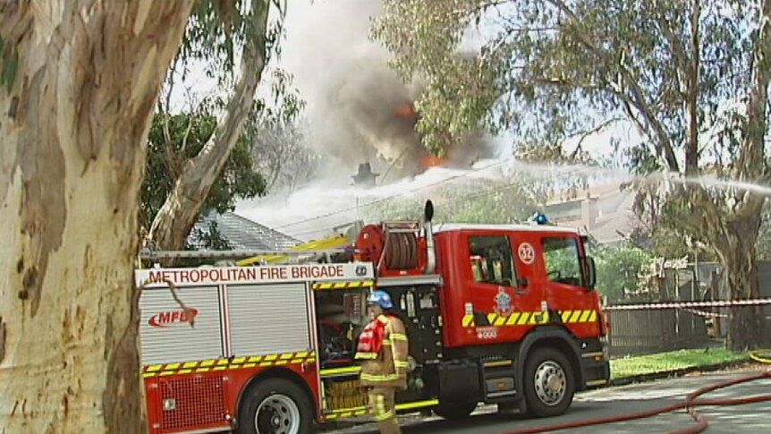 Fire destroys what neighbourhood describes as 'junk house'
