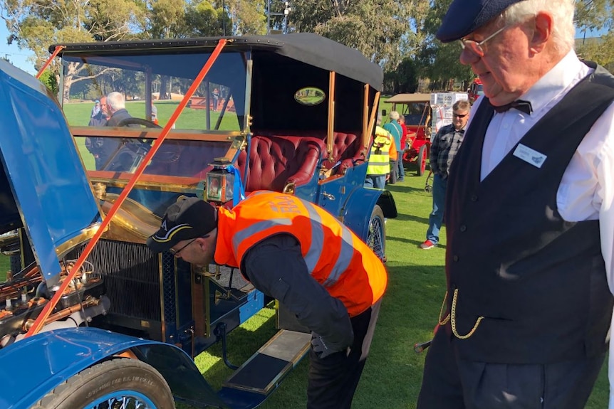 Vintage car breaks down at Bay to Birdwood