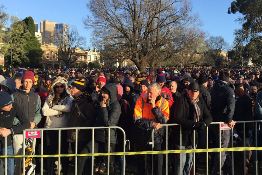 Crowds line up to get into MCG for Tigers, Crows grand final.