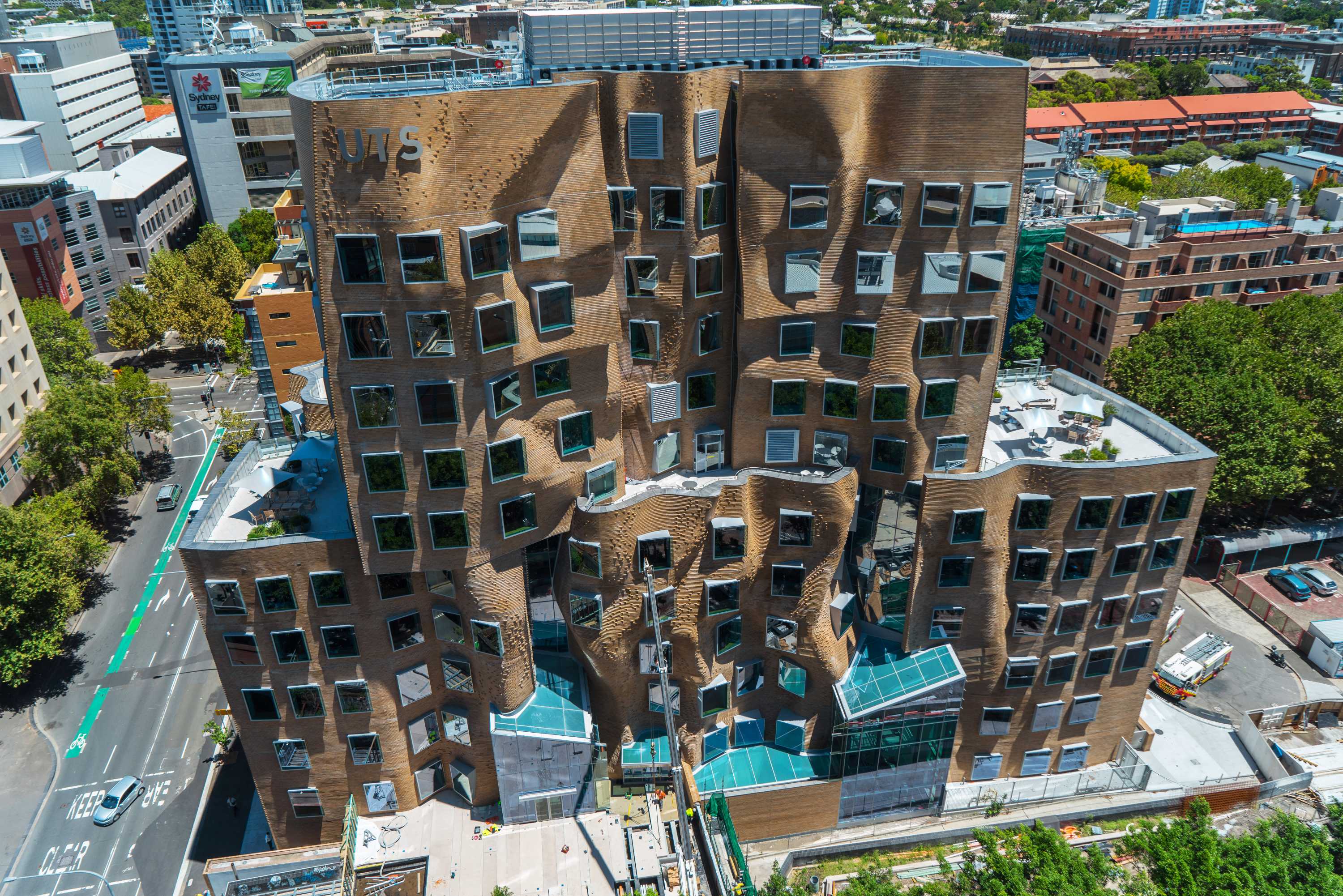 Architect Frank Gehry opens new UTS 'paper bag' building; says design  inspired by folds in skin and clothing - ABC News