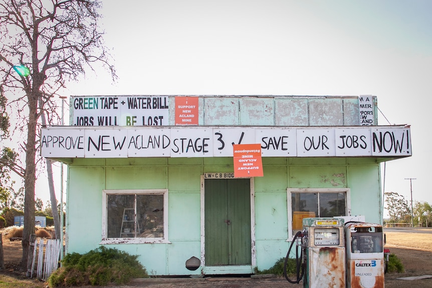 Une ancienne station-service à Kulpi couverte de panneaux et de messages pro-mining en septembre 2019.