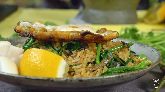 Plate with fried rice with a slice of lemon on the side