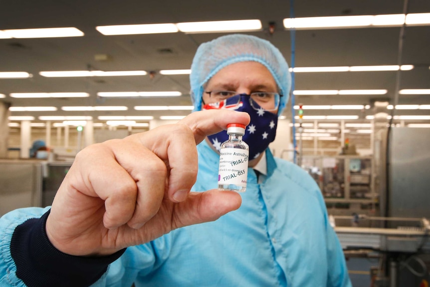 在近来参观制药公司CSL中，澳大利亚总理莫里森手持一小瓶阿斯利康的新冠疫苗。